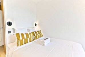 1 habitación, tabla de planchar con plancha y ropa de cama 