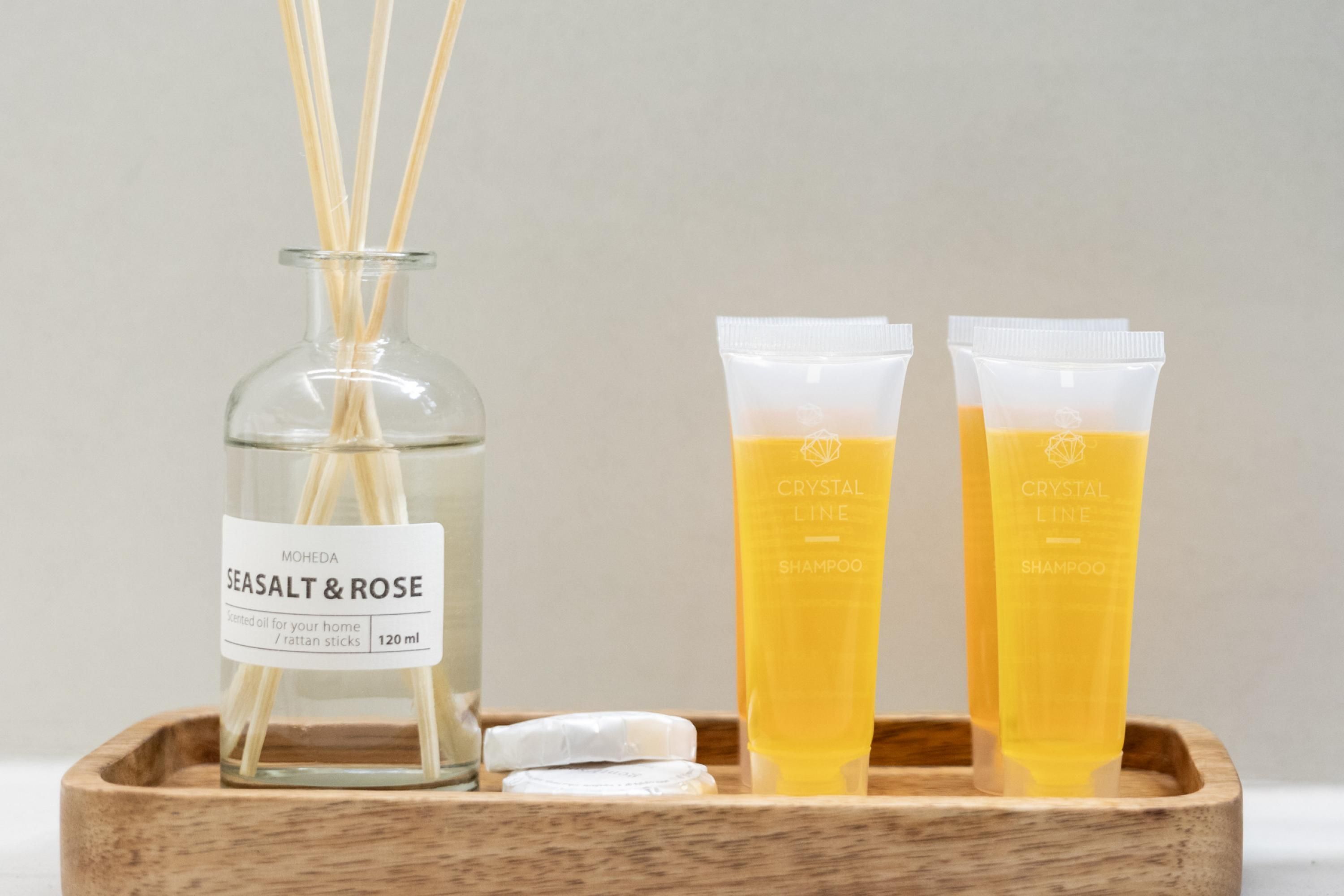 Ein Holztablett mit einer Glasflasche, beschriftet mit 