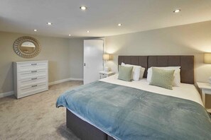 4 quartos, ferros/tábuas de passar roupa, berço de viagem