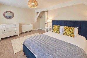 4 dormitorios, tabla de planchar con plancha, cuna de viaje