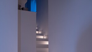 Eine Treppe mit beleuchteten Stufen und einer blauen Akzentwand.