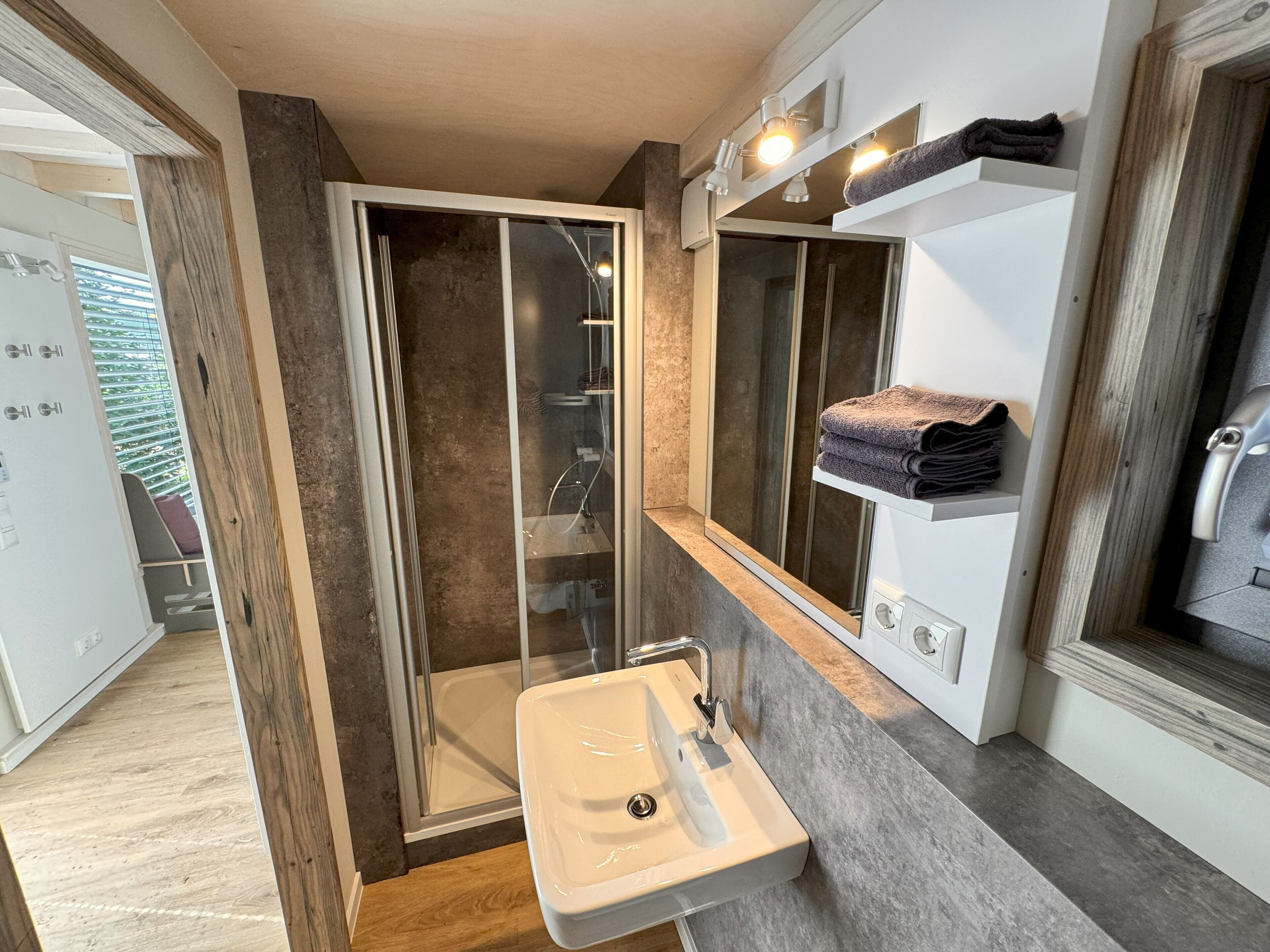 Dusche, Handtücher, Seife, Toilettenpapier