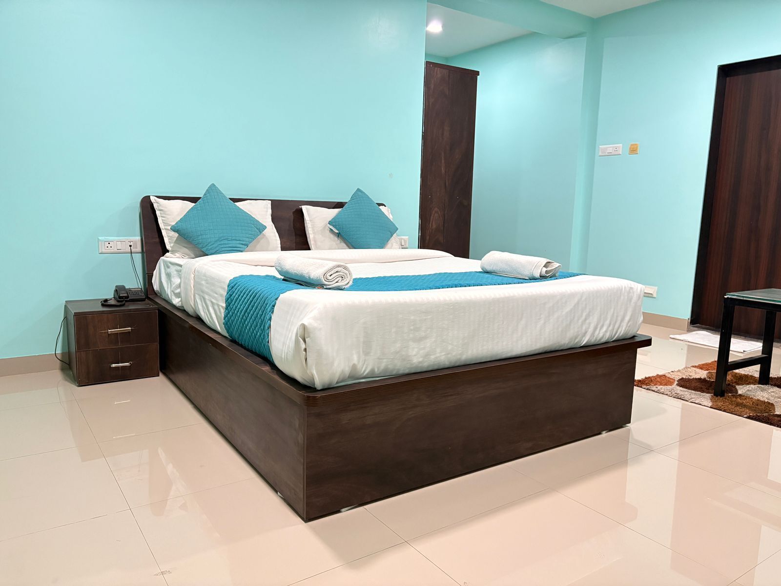 Executive Duplex | Premium bedding, down comforters, desk, iron/ironing board