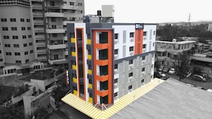 Et moderne hotel med flere etager, med altaner og aircondition.