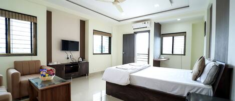 Alloggio Executive su due livelli | Biancheria da letto di alta qualità, copriletto in piuma, una scrivania