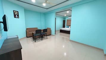 Suite familiar | Área de sala de estar | Televisión de pantalla plana de 32 pulgadas con canales por cable