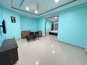 Suite familiar | Área de sala de estar | Televisión de pantalla plana de 32 pulgadas con canales por cable 