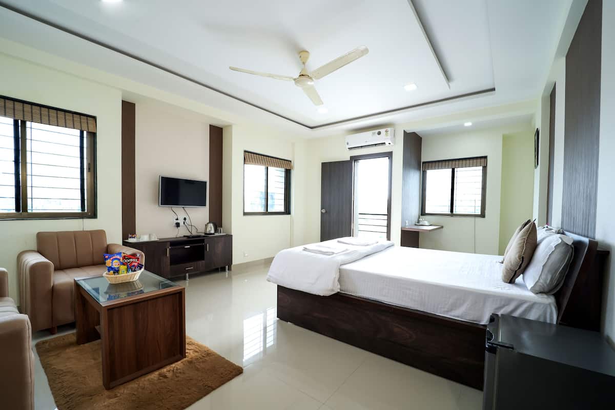 Executive Duplex | 1 bedroom, premium bedding, down duvets, desk