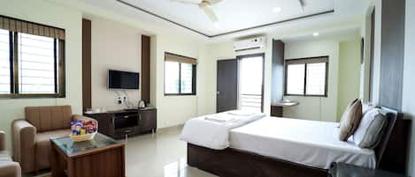 Executive Duplex | 1 bedroom, premium bedding, down comforters, desk