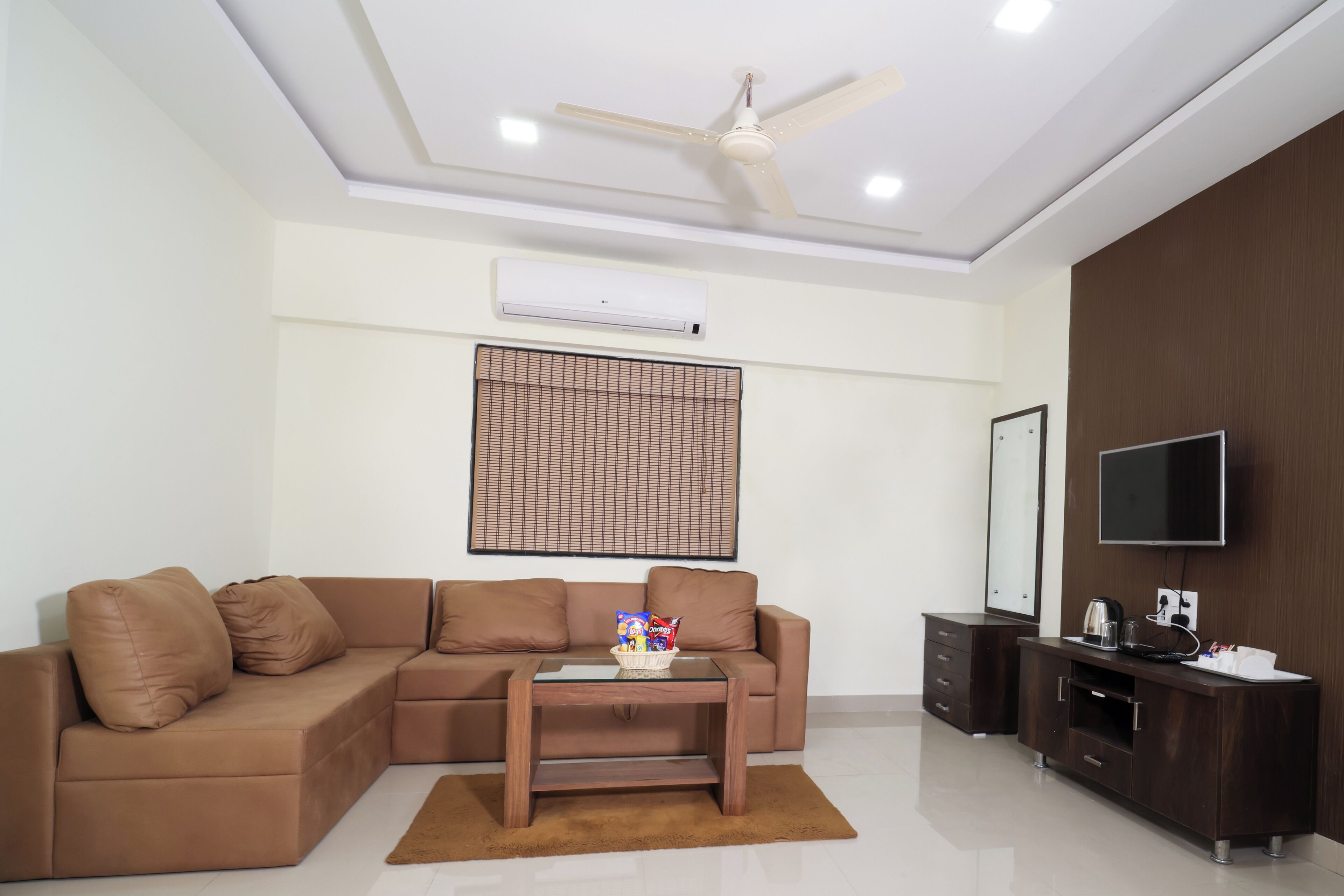 Family Suite | Living area | 32-inch flat-screen TV with cable channels, TV