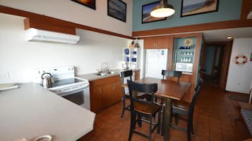 Coffee/tea maker, fridge, microwave, oven