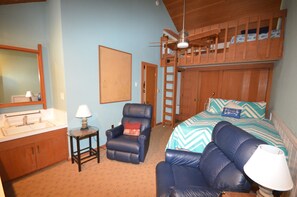 2 bedrooms, desk, iron/ironing board, free WiFi - Waterfront condo with stunning views in Glen Arbor. Air conditioning. (Glen Arbor)