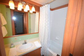 Dusche, Handtücher, Toilettenpapier