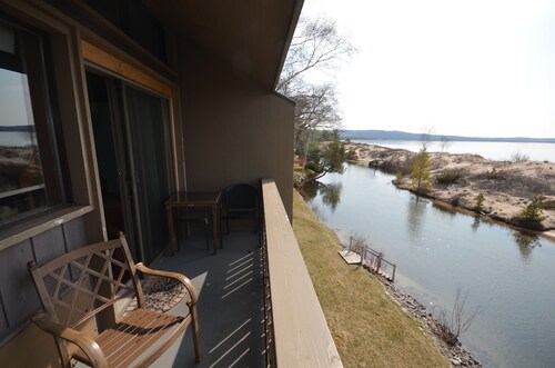 Waterfront condo with stunning views in Glen Arbor. Air conditioning.