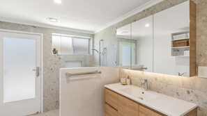 Shower, towels - Renovated 3BR apartment with pool, WiFi, air-con & linen included, walking distance to beaches (Evans Head)