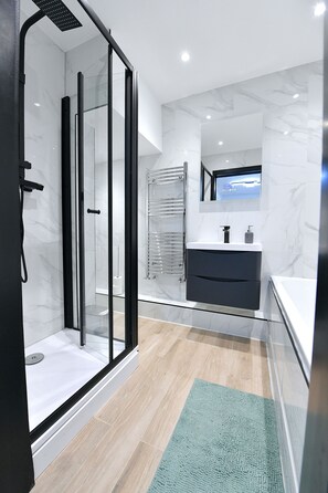 Dusche, Haartrockner, Handtücher, Seife