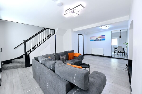 Living area - North West London Escape. Modern 3 Bedroom House. Quick to Central London (Edgware)