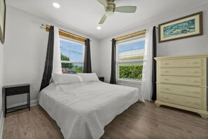 2 soverom, skrivebord, strykejern/-brett og reiseseng for barn