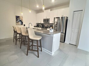 Kühlschrank, Mikrowelle, Herdplatte, Geschirrspüler