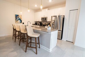 Fridge, microwave, stovetop, dishwasher