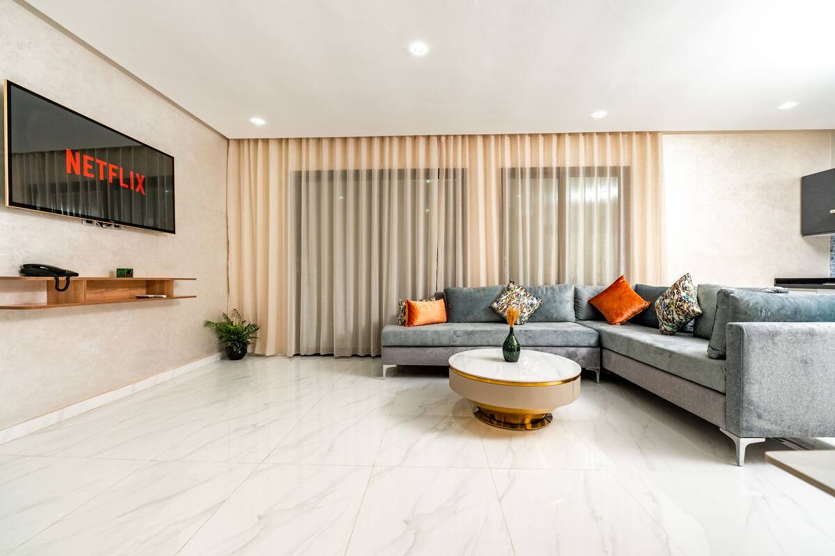 Deluxe penthouse, 1 slaapkamer | Woonruimte | Een 32-inch plasmatelevisie met satellietzenders
