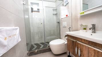 Dusche, kostenlose Toilettenartikel, Haartrockner, Handtücher