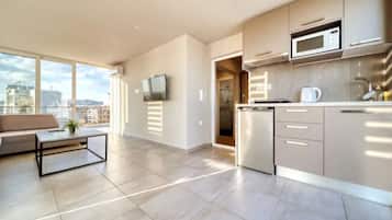 Fridge, microwave, oven, coffee/tea maker