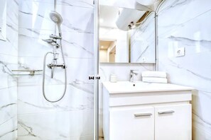 Shower, eco-friendly toiletries, hair dryer, bidet - Acropolis Magical View Suite @ Metro Kerameikos (Athens)