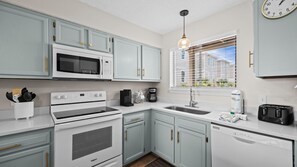 Fridge, microwave, oven, stovetop - Sun, sand & serenity ~ The Good Life! (Gulf Shores)