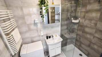 Studiosviitti | Kylpyhuone | Suihku, sadesuihkupää, hiustenkuivaaja, pyyhkeet