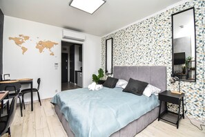 Escritorio, tabla de planchar con plancha, wifi gratis y ropa de cama