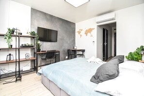 Escritorio, tabla de planchar con plancha, wifi gratis y ropa de cama