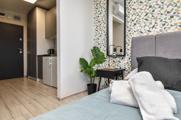 Studio Suite | Desk, iron/ironing board, free WiFi, bed sheets