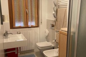 Shower, hair dryer, bidet, towels - OnlyRoomsRho (Rho)