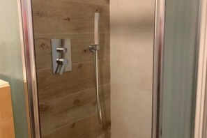 Dusche, Haartrockner, Bidet, Handtücher