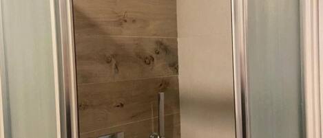 Douche, sĂšche-cheveux, bidet, serviettes fournies