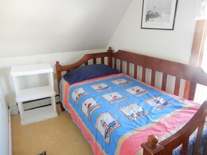 2 bedrooms, free WiFi, bed sheets - Family/pet-friendly home on working farm. Country setting, yet close to town! (Chapman)