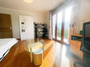 3 bedrooms, iron/ironing board, travel crib, WiFi