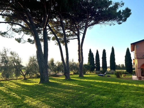 Tuscan Villa 5mins From Beach, Sleeps 8, ev Point