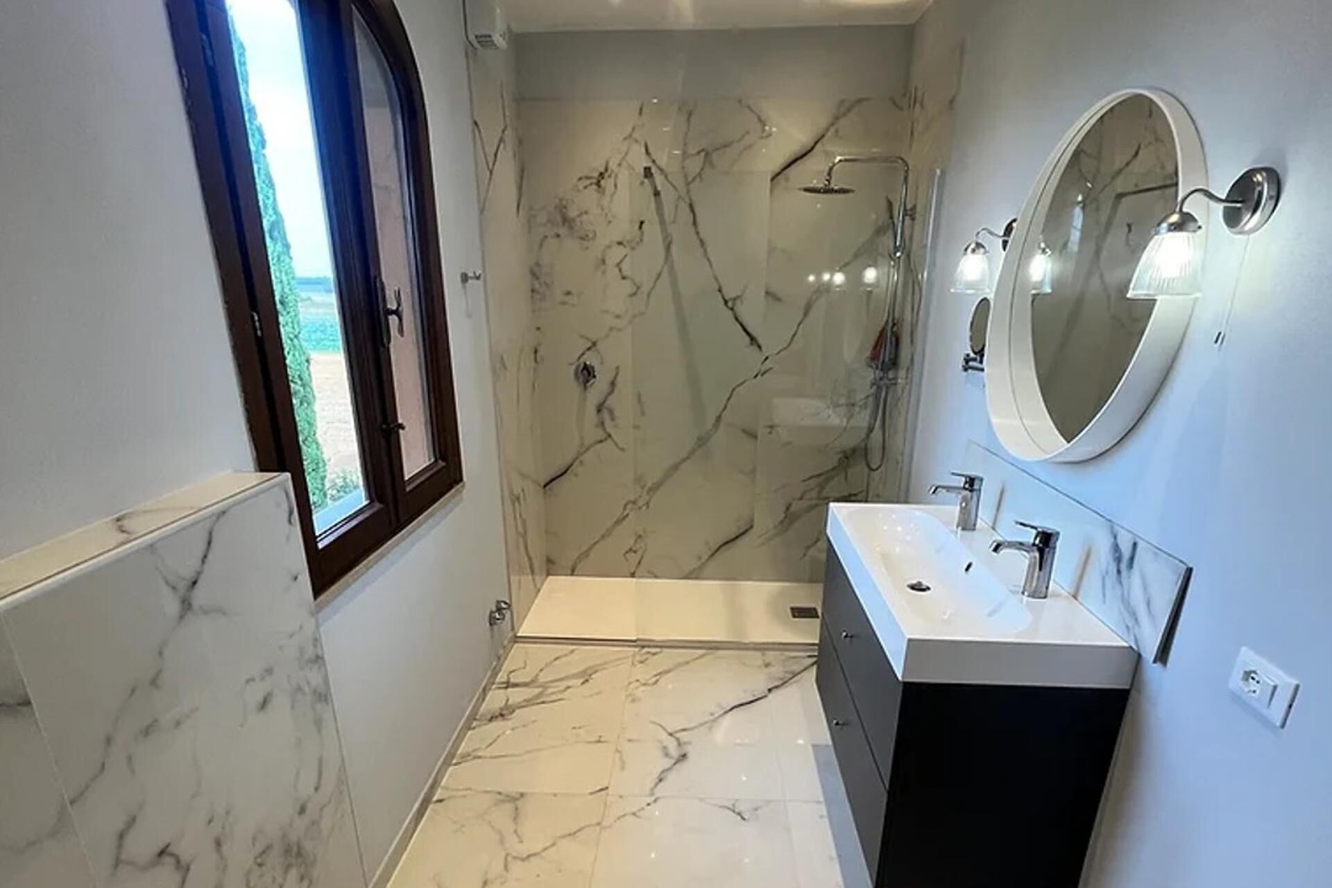 Villa | Bathroom | Shower, hair dryer, towels