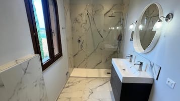 Villa | Bathroom | Shower, hair dryer, towels