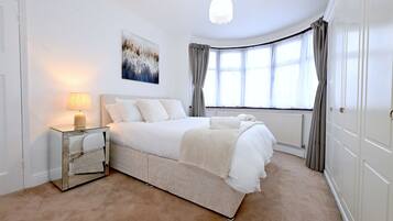 4 bedrooms, iron/ironing board, WiFi, bed sheets