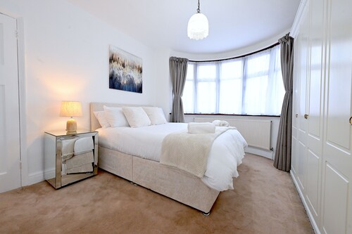 Home from home Retreat. 4 bedroom House with easy access to Central London
