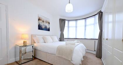Home from home Retreat. 4 bedroom House with easy access to Central London
