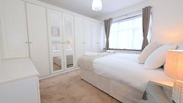 4 bedrooms, iron/ironing board, WiFi, bed sheets