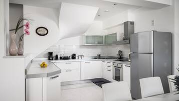 Duplex - utsikt mot poolen - vid poolen | Eget kök | Kylskåp, mikrovågsugn, ugn och spishäll