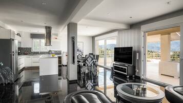 Superior-Apartment, Terrasse, Meerblick | Wohnbereich