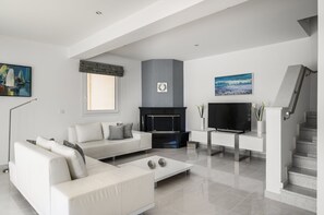 Dúplex, vistas a la piscina, junto a la piscina | Zona de estar | Una televisión de pantalla plana