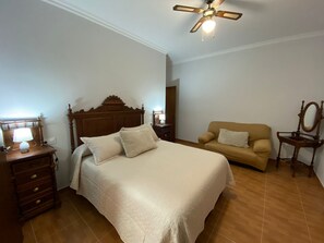 5 habitaciones, tabla de planchar con plancha, wifi y ropa de cama 