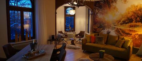 Smart-TV, Kamin, BĂŒcher, Stereoanlage